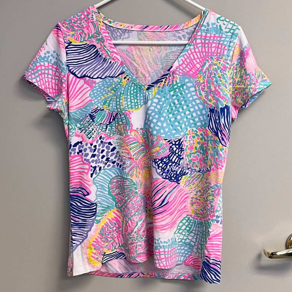 Lilly Pulitzer Michele V-Neck Top Short Sleeve Multi Roar of The Seas Sz L